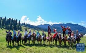 新疆伊犁：阿肯阿依特斯在草原上唱響  第2張