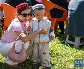 新疆伊犁：阿肯阿依特斯在草原上唱響  第5張