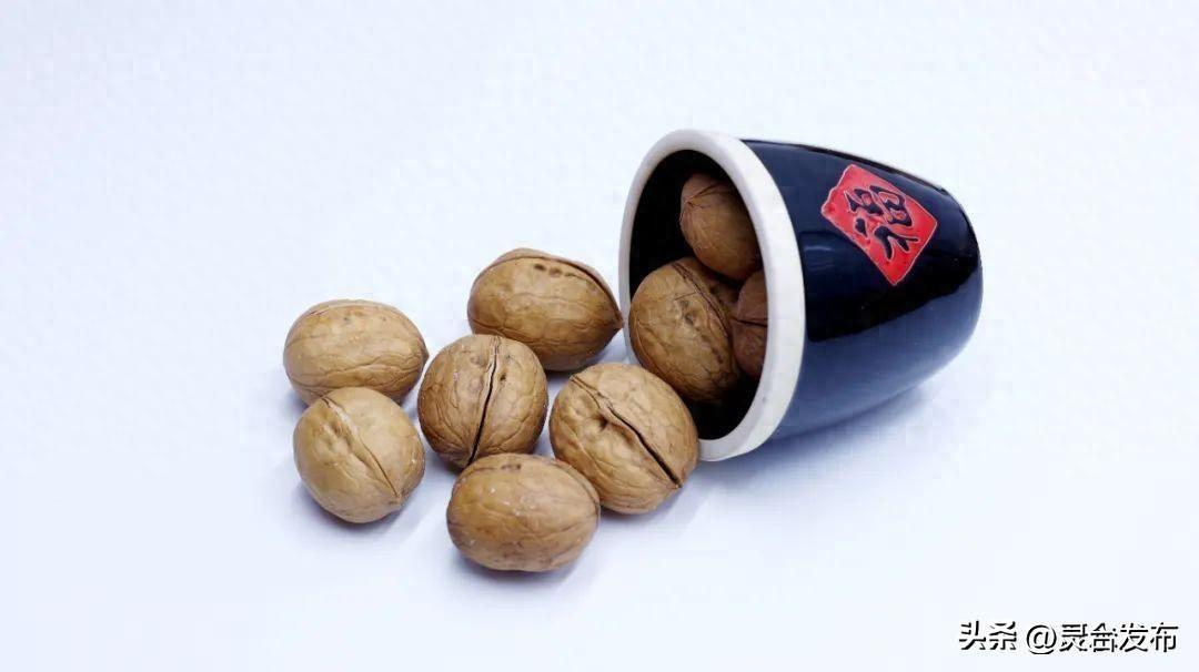 吃核桃會引發(fā)骨質疏松？若想遠離骨質疏松，平時最好少吃這2物  第1張