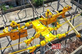 超過50℃高溫炙烤下完成空中作業(yè)，武漢“電力特種兵”一周實施120余次帶電作業(yè)保障城市清涼