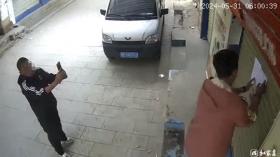 “煙草局人員‘補(bǔ)證’被監(jiān)控拍下”事件續(xù)：被指無證賣煙村民獲取保  第1張