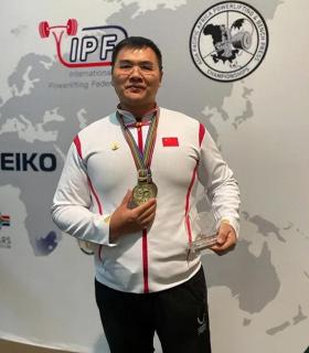 南開大學(xué)教授拿下國(guó)際舉重大賽金牌 網(wǎng)友：如果不好好聽課，你的教授也略懂一些拳腳  第1張