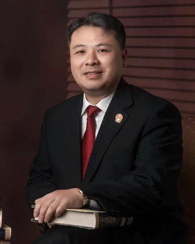 孩子早產(chǎn)男子微信請假回家遭開除，法院：公司違法解除勞動(dòng)合同