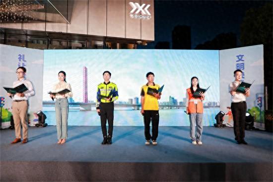 上城區(qū)“有禮斑馬線”展現(xiàn)文明新風(fēng)尚  第1張