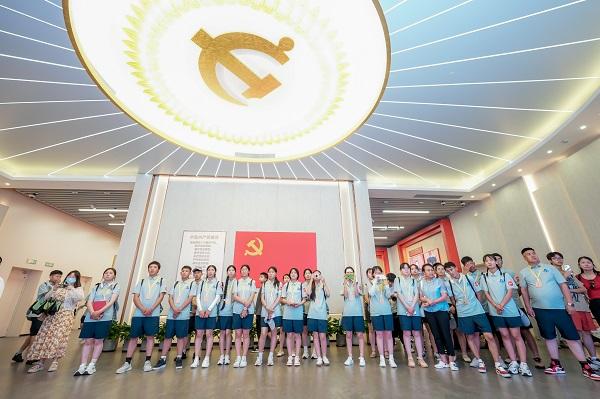 探訪“第一盞燈”、“元宇宙”營業(yè)廳、“四線一庫”自動化流水線……“滬上梅朵-瑪多少年探上?！毖袑W(xué)活動圓滿結(jié)束  第2張