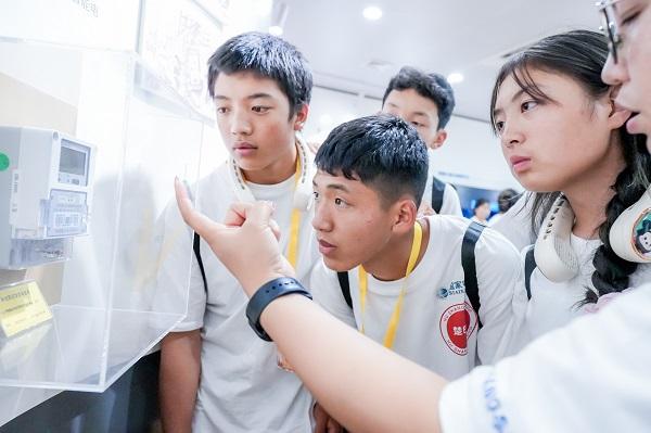 探訪“第一盞燈”、“元宇宙”營業(yè)廳、“四線一庫”自動化流水線……“滬上梅朵-瑪多少年探上?！毖袑W(xué)活動圓滿結(jié)束  第3張