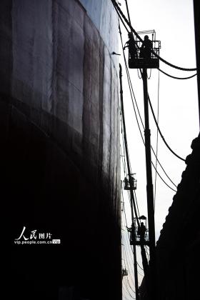 廣東廣州：戰(zhàn)酷暑 修船忙  第2張