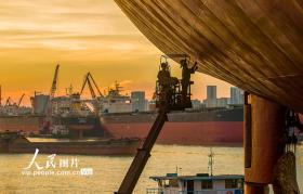 廣東廣州：戰(zhàn)酷暑 修船忙  第5張