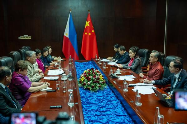 王毅會見菲律賓外長馬納羅  第3張