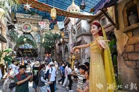 宜昌三峽千古情景區(qū)開園 萬余觀眾感受長江前世今生  第1張