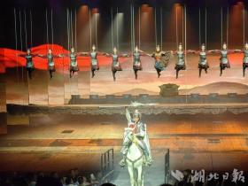 宜昌三峽千古情景區(qū)開園 萬余觀眾感受長江前世今生  第6張