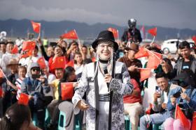 《放歌中國(guó)》文藝演出走進(jìn)賽里木湖，將舞臺(tái)搬到群眾中間  第1張