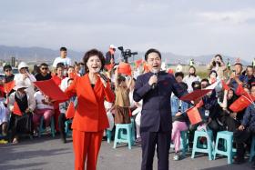 《放歌中國(guó)》文藝演出走進(jìn)賽里木湖，將舞臺(tái)搬到群眾中間  第2張