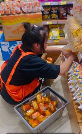 拿到人生第一筆工資后，她為千里之外的他買了一份禮物...  第7張