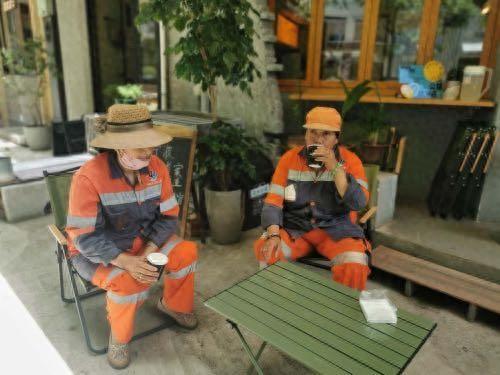 寧波網(wǎng)紅街來了場愛心清涼接力