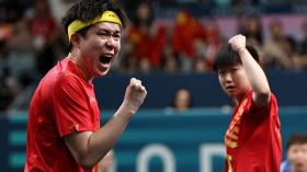 混雙半決賽孫穎莎打到忘我，王楚欽著急回去看錄像，國乒今與“大黑馬”爭冠
