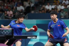 混雙半決賽孫穎莎打到忘我，王楚欽著急回去看錄像，國乒今與“大黑馬”爭冠