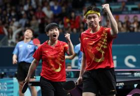 混雙半決賽孫穎莎打到忘我，王楚欽著急回去看錄像，國乒今與“大黑馬”爭冠