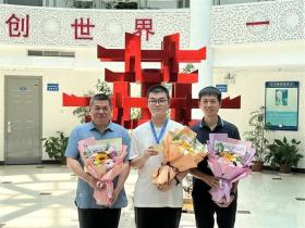 奪冠回國(guó)，他第一時(shí)間回母校傳授成功“秘笈”